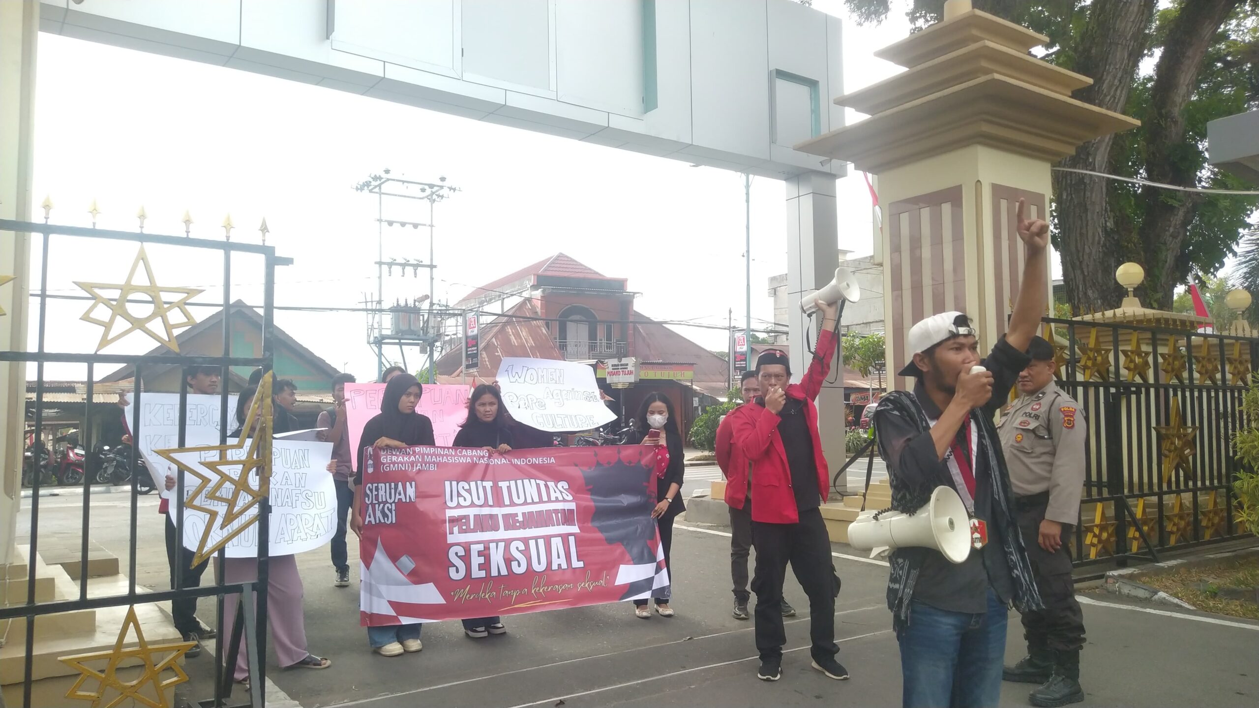 Aksi unjuk rasa GMNI Jambi di Mabes Polda Jambi. (DETAIL/Jorgi)