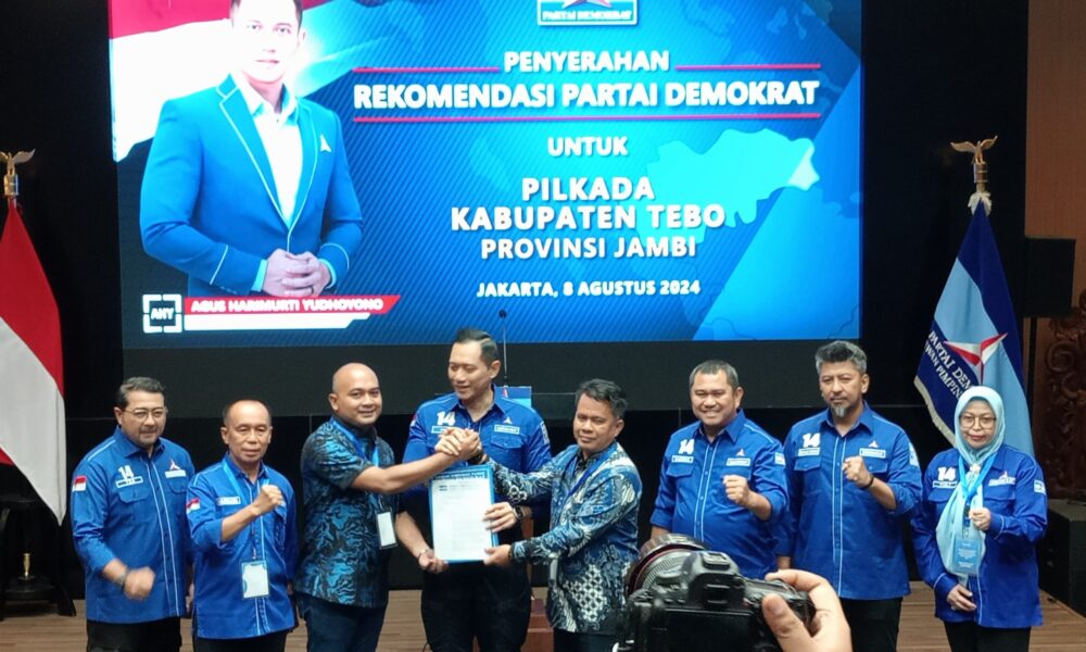 Ketua Umum Demokrat saat menyerahkan surat rekomendasi pada pasangan Agus-Nazar di Jakarta. (ist)