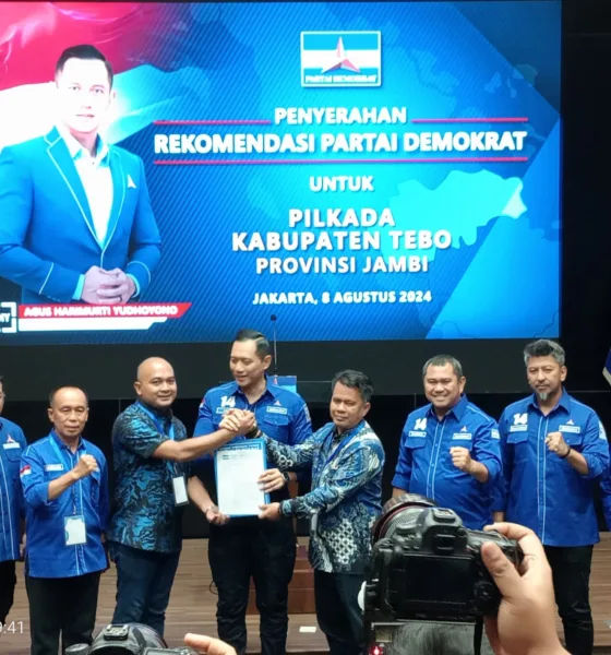 Ketua Umum Demokrat saat menyerahkan surat rekomendasi pada pasangan Agus-Nazar di Jakarta. (ist)