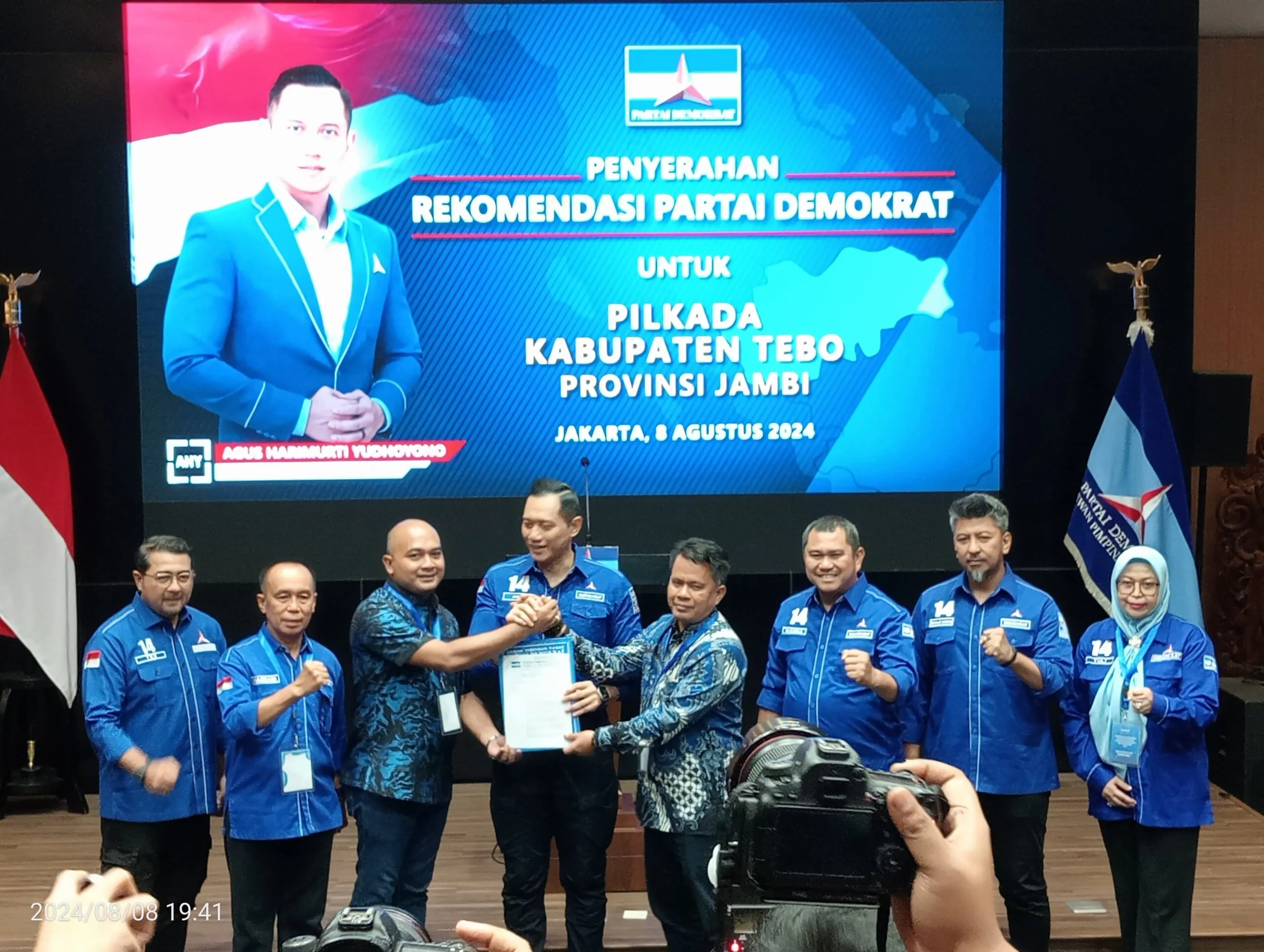 Ketua Umum Demokrat saat menyerahkan surat rekomendasi pada pasangan Agus-Nazar di Jakarta. (ist)