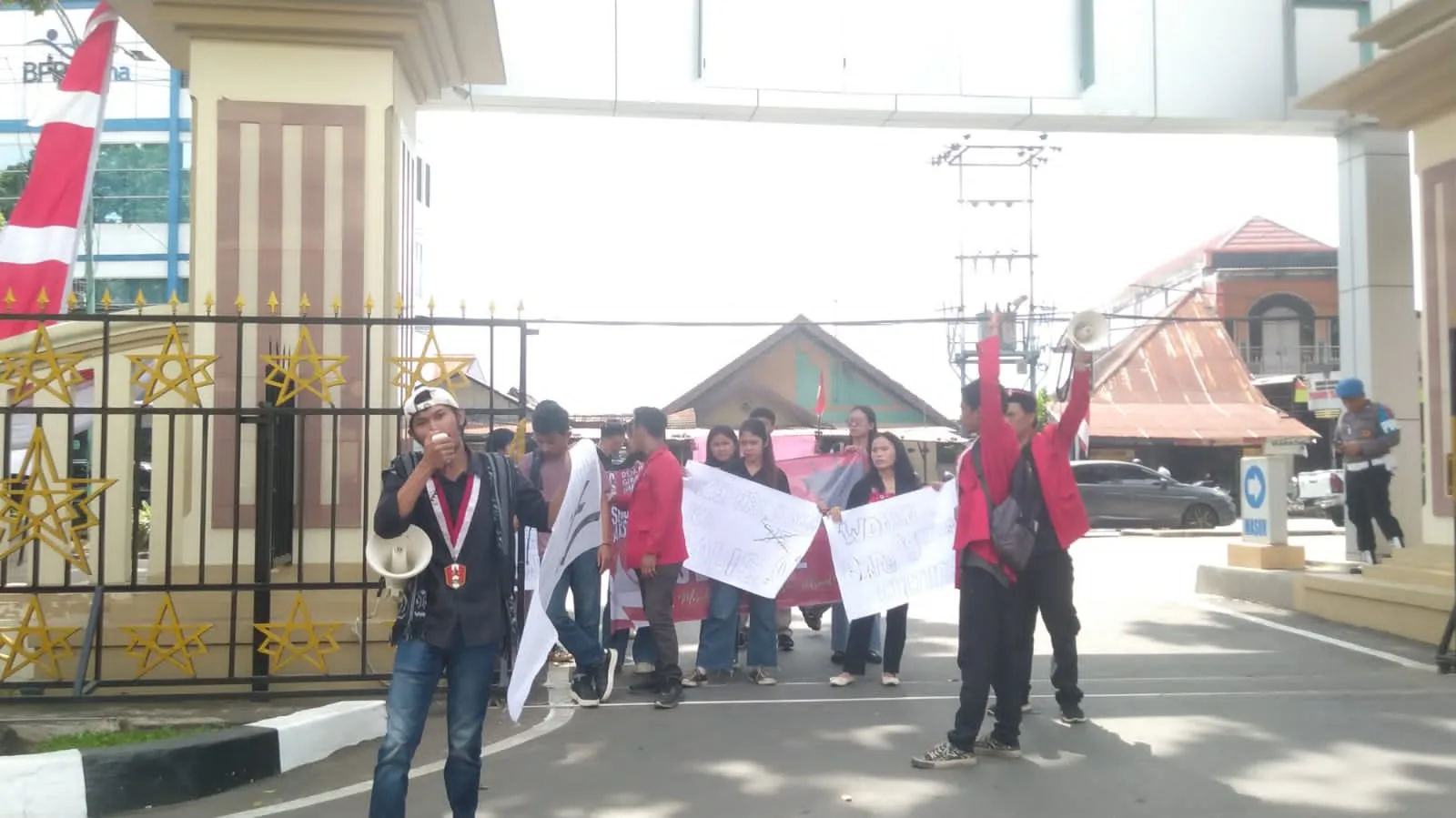 Ludwig Sitohang koordinator aksi di mabes Polda Jambi (DETAIL/Jorgi)