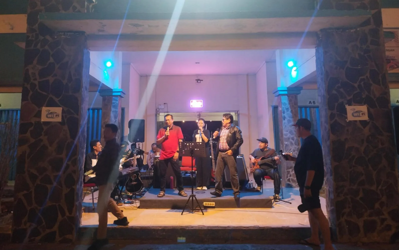 Live music Alam Barajo night cafe. (DETAIL/Jorgi)