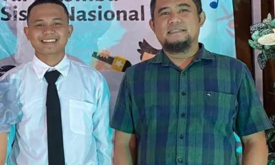 Sebastian (kemeja putih) bersama Emirza guru pembimbing usai diumumkan sebagai salah satu perwakilan siswa SMA se-Sumatera, untuk mewakili Provinsi Jambi pada FLS2N tingkat nasional. (DETAIL/ist)