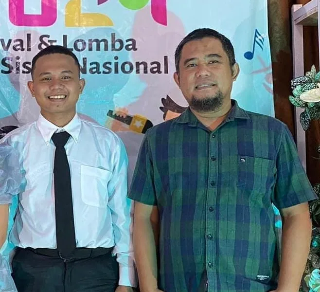 Sebastian (kemeja putih) bersama Emirza guru pembimbing usai diumumkan sebagai salah satu perwakilan siswa SMA se-Sumatera, untuk mewakili Provinsi Jambi pada FLS2N tingkat nasional. (DETAIL/ist)