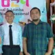 Sebastian (kemeja putih) bersama Emirza guru pembimbing usai diumumkan sebagai salah satu perwakilan siswa SMA se-Sumatera, untuk mewakili Provinsi Jambi pada FLS2N tingkat nasional. (DETAIL/ist)