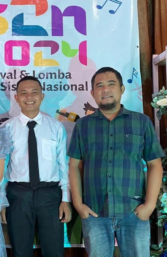 Sebastian (kemeja putih) bersama Emirza guru pembimbing usai diumumkan sebagai salah satu perwakilan siswa SMA se-Sumatera, untuk mewakili Provinsi Jambi pada FLS2N tingkat nasional. (DETAIL/ist)