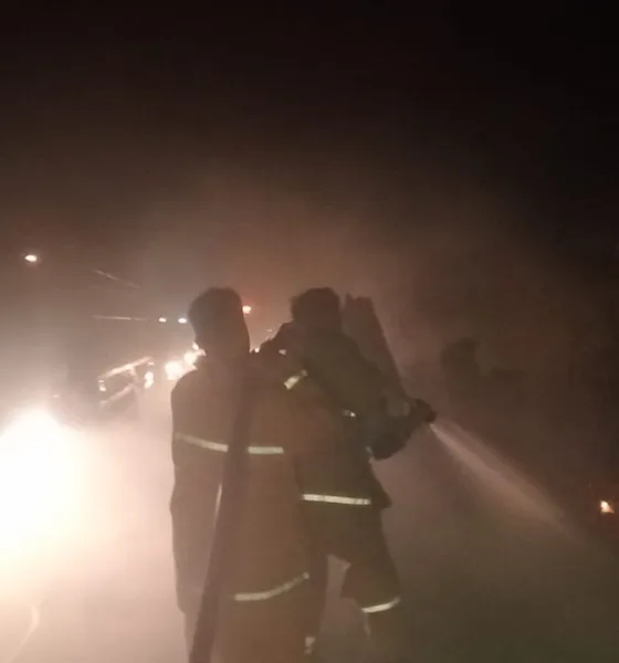 Proses pemadaman oleh Tim Damkartan Kota Jambi. (ist)