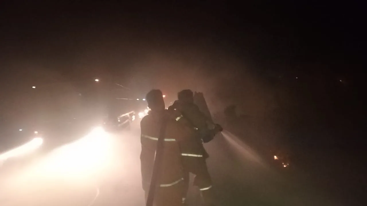 Proses pemadaman oleh Tim Damkartan Kota Jambi. (ist)