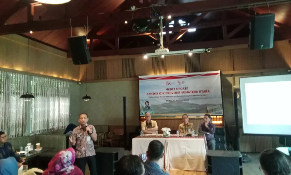 Kepala OJK Provinsi Sumut, Khoirul Muttaqien saat memberikan paparan kepada para wartawan di Bel Mondo Cafe, Jalan Tengku Daud, Medan, Kamis, 15 Agustus 2024. (DETAIL/ Heno)