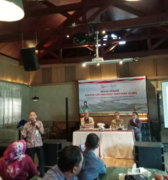 Kepala OJK Provinsi Sumut, Khoirul Muttaqien saat memberikan paparan kepada para wartawan di Bel Mondo Cafe, Jalan Tengku Daud, Medan, Kamis, 15 Agustus 2024. (DETAIL/ Heno)