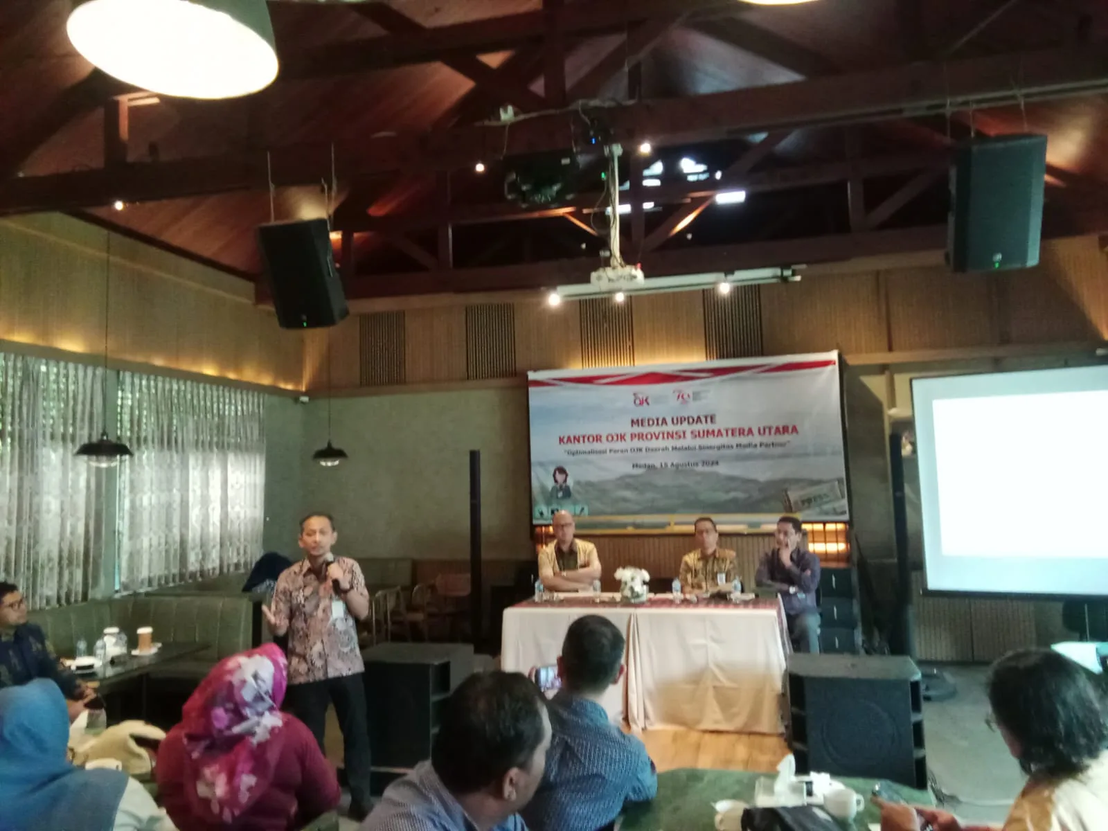 Kepala OJK Provinsi Sumut, Khoirul Muttaqien saat memberikan paparan kepada para wartawan di Bel Mondo Cafe, Jalan Tengku Daud, Medan, Kamis, 15 Agustus 2024. (DETAIL/ Heno)