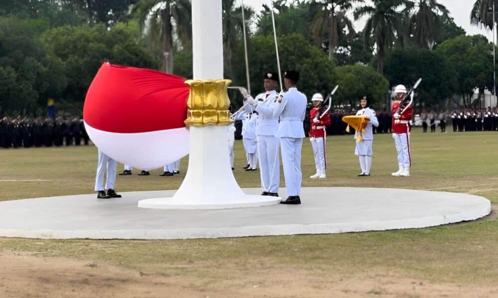 Pengibaran sang merah putih di halaman kantor gubernur Jambi (ist)