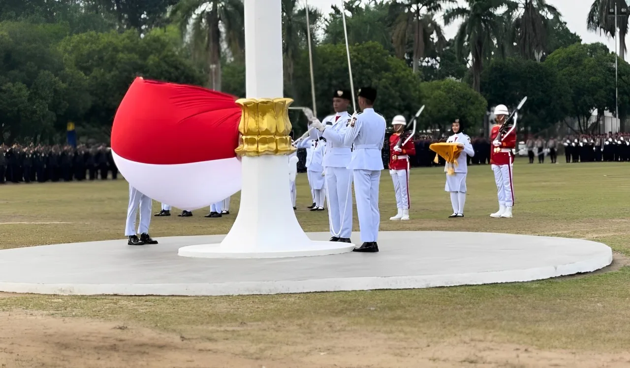 Pengibaran sang merah putih di halaman kantor gubernur Jambi (ist)
