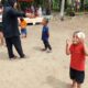 Makan kerupuk anak-anak, salah satu lomba pada HUT RI ke-79 diselenggarakan di RT Selawe.(DETAIL/Daryanto)