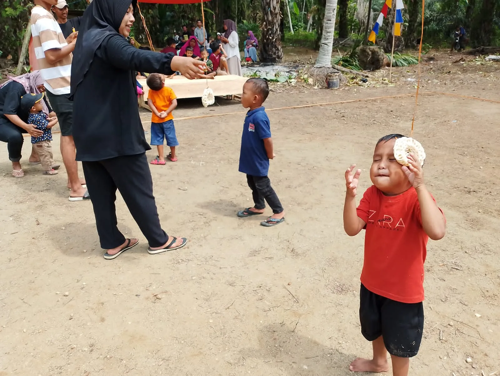 Makan kerupuk anak-anak, salah satu lomba pada HUT RI ke-79 diselenggarakan di RT Selawe.(DETAIL/Daryanto)