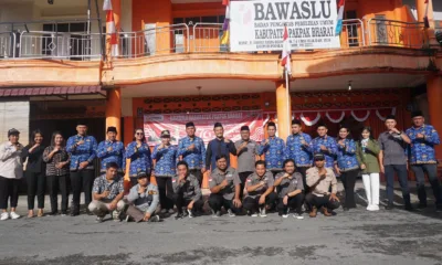 Anggota Bawaslu Sumut, Saut Boangmanalu, berfoto bersama dengan anggota dan staf Bawaslu di Kabupaten Pakpak Bharat seusai melakukan upacara kemerdekaan RI pada Sabtu, 17 Agustus 2024. (ist)