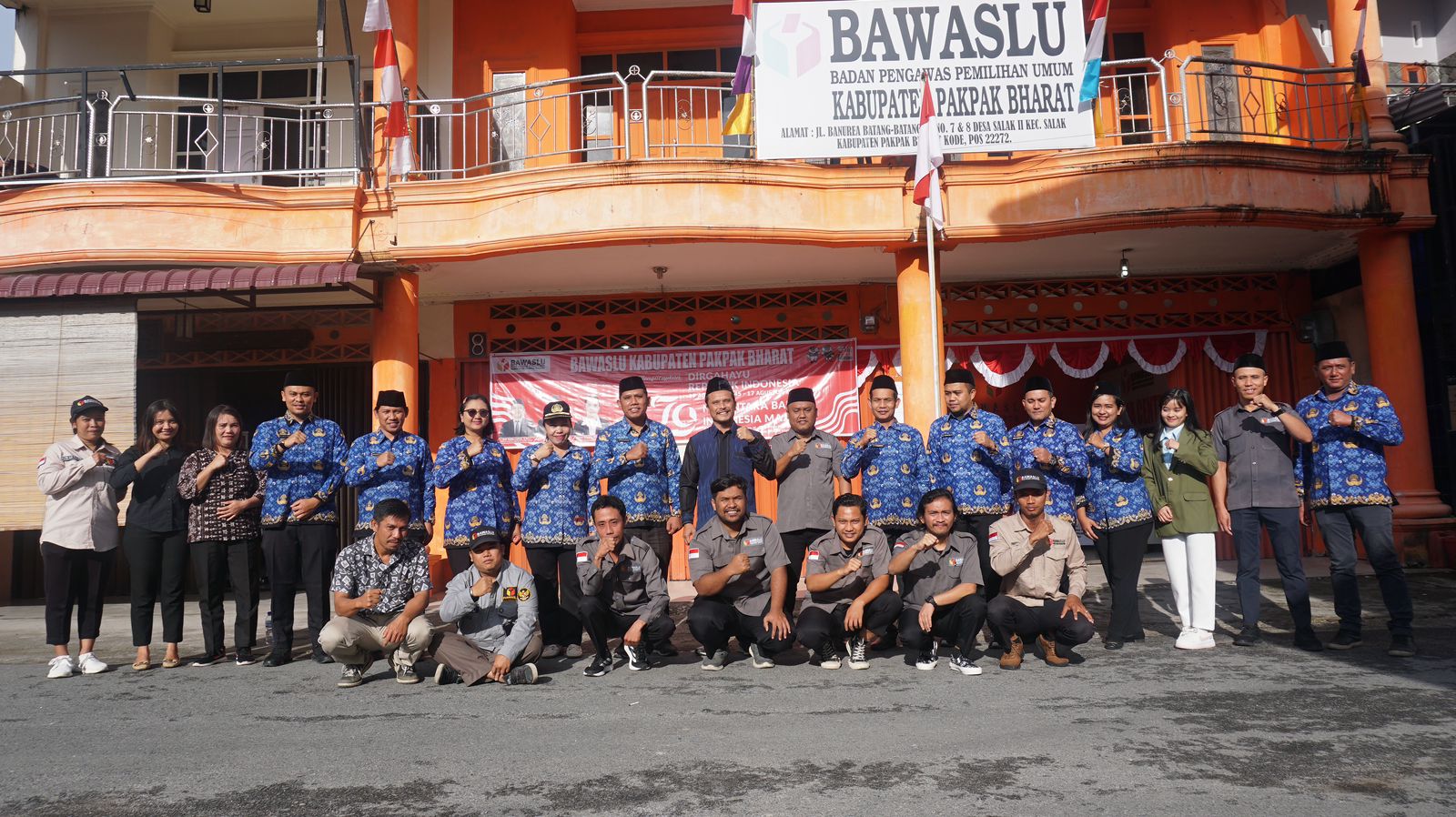 Anggota Bawaslu Sumut, Saut Boangmanalu, berfoto bersama dengan anggota dan staf Bawaslu di Kabupaten Pakpak Bharat seusai melakukan upacara kemerdekaan RI pada Sabtu, 17 Agustus 2024. (ist)