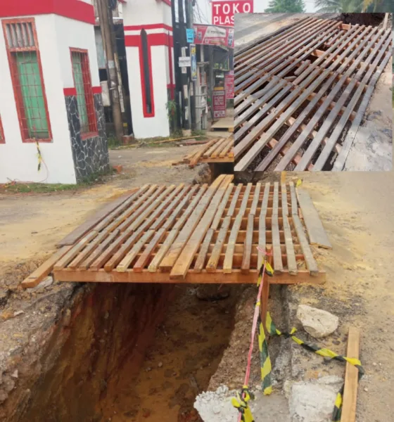 Jembatan rapuh yang diletakkan CV Putra Jaya di atas proyek paritnya. (DETAIL/Juan)