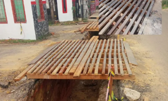 Jembatan rapuh yang diletakkan CV Putra Jaya di atas proyek paritnya. (DETAIL/Juan)