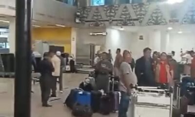 Puluhan Kades dan BPD yang ketinggalan pesawat saat berada di bandara Sultan Thaha Jambi. (DETAIL/ist)