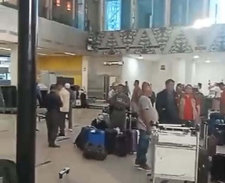 Puluhan Kades dan BPD yang ketinggalan pesawat saat berada di bandara Sultan Thaha Jambi. (DETAIL/ist)