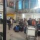 Puluhan Kades dan BPD yang ketinggalan pesawat saat berada di bandara Sultan Thaha Jambi. (DETAIL/ist)