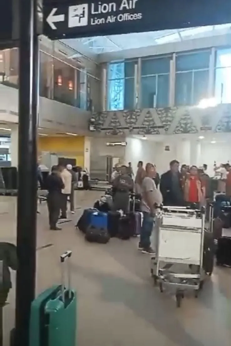 Puluhan Kades dan BPD yang ketinggalan pesawat saat berada di bandara Sultan Thaha Jambi. (DETAIL/ist)