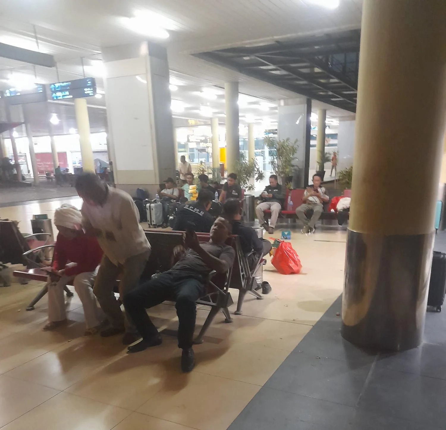 Para Kades dari Merangin, gagal berangkat sesuai jadwal tiket yang dipesan biro perjalanan PT Zarasisie Jaya Utama. (DETAIL/Juan)