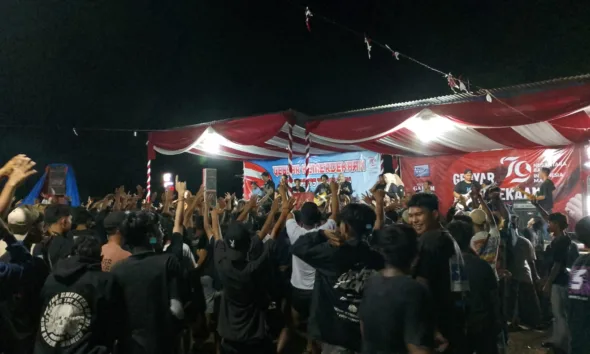 Kemeriahan penampilan grup musik Kompeni menghipnotis warga D Mampun Baru. (DETAIL/Daryanto)