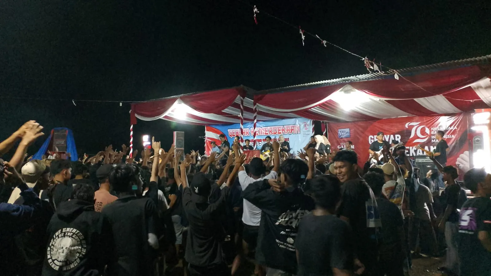 Kemeriahan penampilan grup musik Kompeni menghipnotis warga D Mampun Baru. (DETAIL/Daryanto)