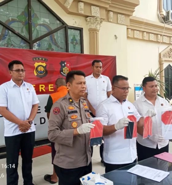 Wadir Krimsus Polda Jambi AKBP Taufik Nurmandia saat memimpin ungkap kasus. (DETAIL/Juan)