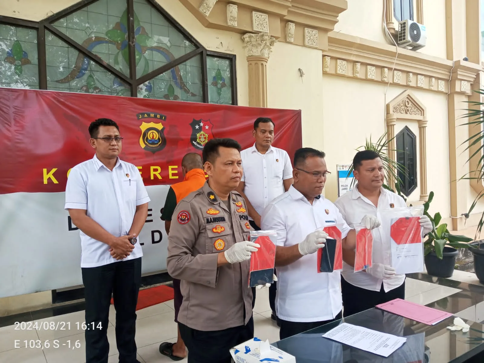 Wadir Krimsus Polda Jambi AKBP Taufik Nurmandia saat memimpin ungkap kasus. (DETAIL/Juan)