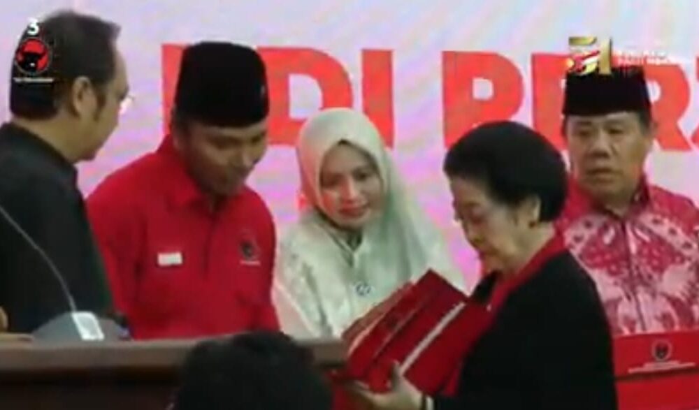 Ketua DPD PDIP Provinsi Jambi, Edi Purwanto saat bertemu dengan Megawati Soekarno Putri beberapa waktu lalu. (ist)