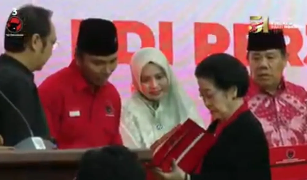 Ketua DPD PDIP Provinsi Jambi, Edi Purwanto saat bertemu dengan Megawati Soekarno Putri beberapa waktu lalu. (ist)