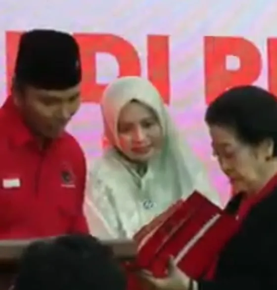 Ketua DPD PDIP Provinsi Jambi, Edi Purwanto saat bertemu dengan Megawati Soekarno Putri beberapa waktu lalu. (ist)