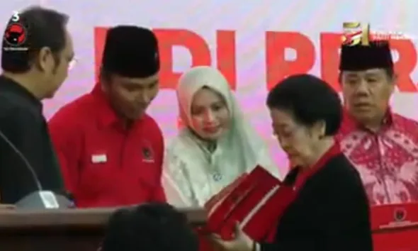 Ketua DPD PDIP Provinsi Jambi, Edi Purwanto saat bertemu dengan Megawati Soekarno Putri beberapa waktu lalu. (ist)