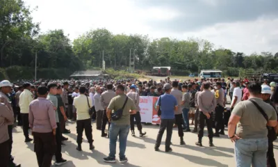 Ratusan warga yang tergabung dalam Aliansi Rimbo Ilir Bersatu saat memblokir jalan yang dilalui PT SMS. (dok. ARIB)