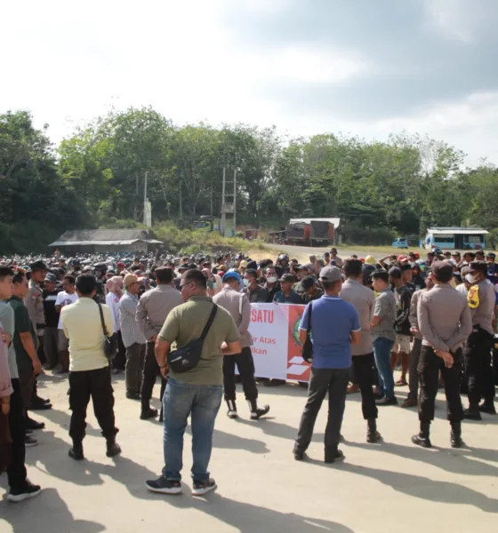 Ratusan warga yang tergabung dalam Aliansi Rimbo Ilir Bersatu saat memblokir jalan yang dilalui PT SMS. (dok. ARIB)