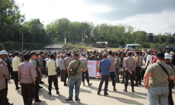 Ratusan warga yang tergabung dalam Aliansi Rimbo Ilir Bersatu saat memblokir jalan yang dilalui PT SMS. (dok. ARIB)