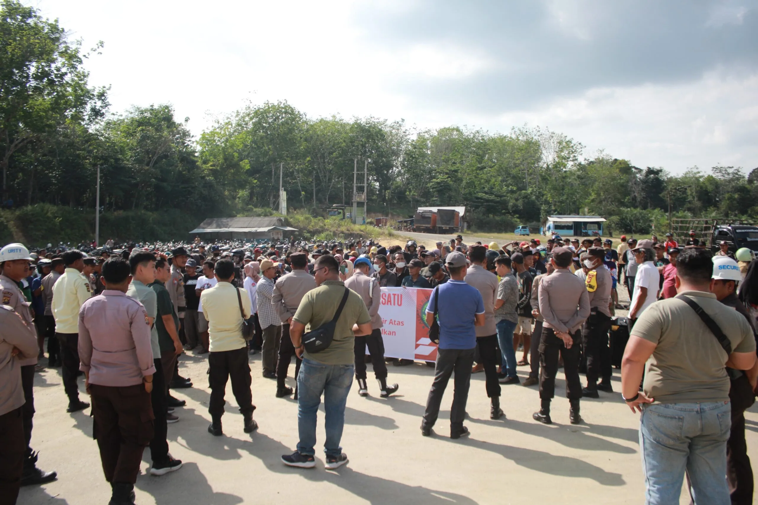 Ratusan warga yang tergabung dalam Aliansi Rimbo Ilir Bersatu saat memblokir jalan yang dilalui PT SMS. (dok. ARIB)