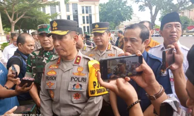 Kapolda Jambi Irjen Pol Rusdi bersama Ketua KPU Provinsi Jambi Iron Sahroni memberikan keterangan pada sejumlah awak media. (DETAIL/Juan)