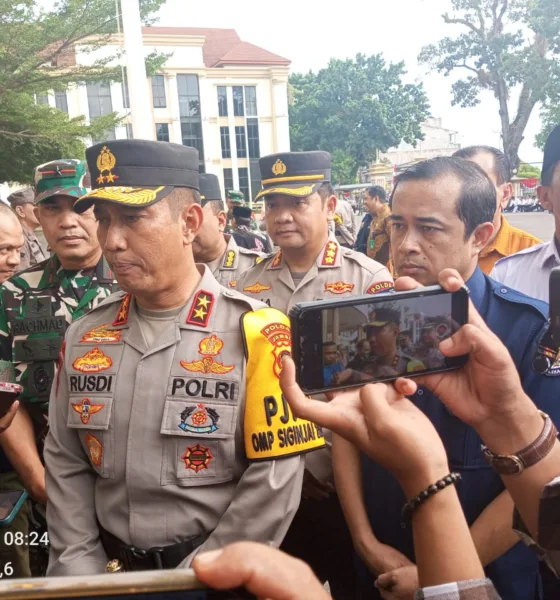 Kapolda Jambi Irjen Pol Rusdi bersama Ketua KPU Provinsi Jambi Iron Sahroni memberikan keterangan pada sejumlah awak media. (DETAIL/Juan)