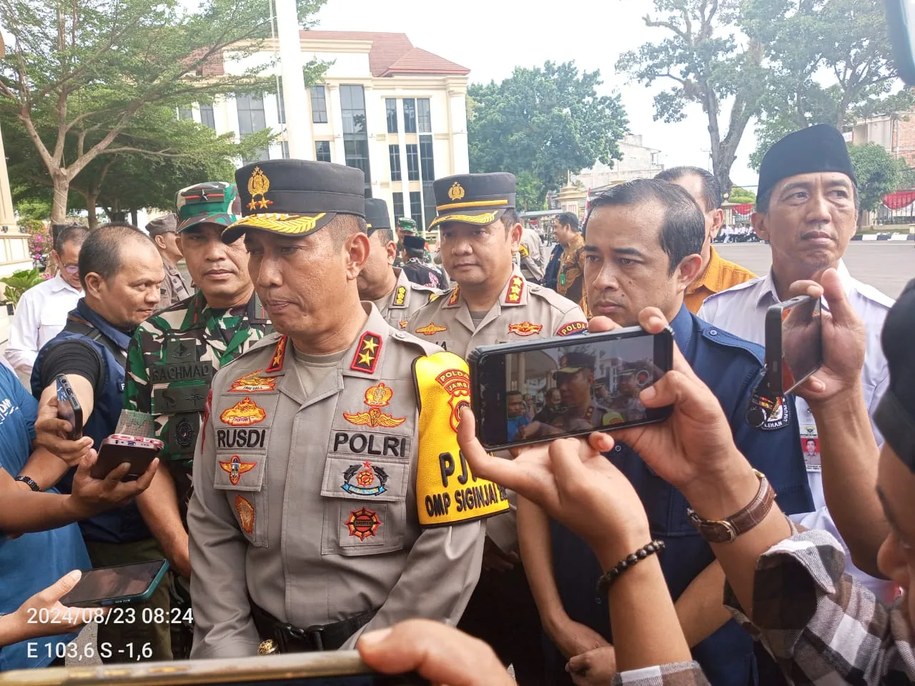 Kapolda Jambi Irjen Pol Rusdi bersama Ketua KPU Provinsi Jambi Iron Sahroni memberikan keterangan pada sejumlah awak media. (DETAIL/Juan)