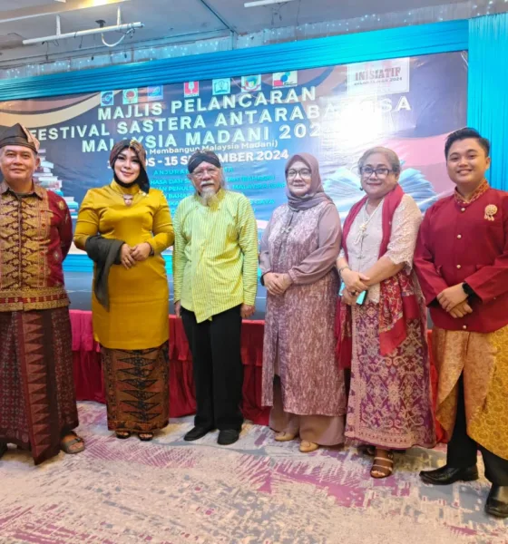 Ramayani (kedua dari kiri) berfoto bersama para penyair yang mengisi acara sebelum tampi baca puisi. (koleksi pribadi)