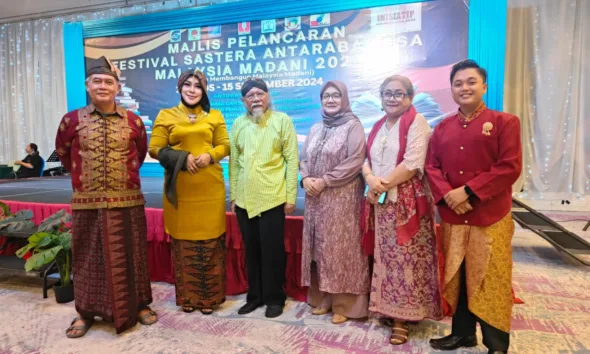 Ramayani (kedua dari kiri) berfoto bersama para penyair yang mengisi acara sebelum tampi baca puisi. (koleksi pribadi)