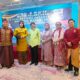 Ramayani (kedua dari kiri) berfoto bersama para penyair yang mengisi acara sebelum tampi baca puisi. (koleksi pribadi)