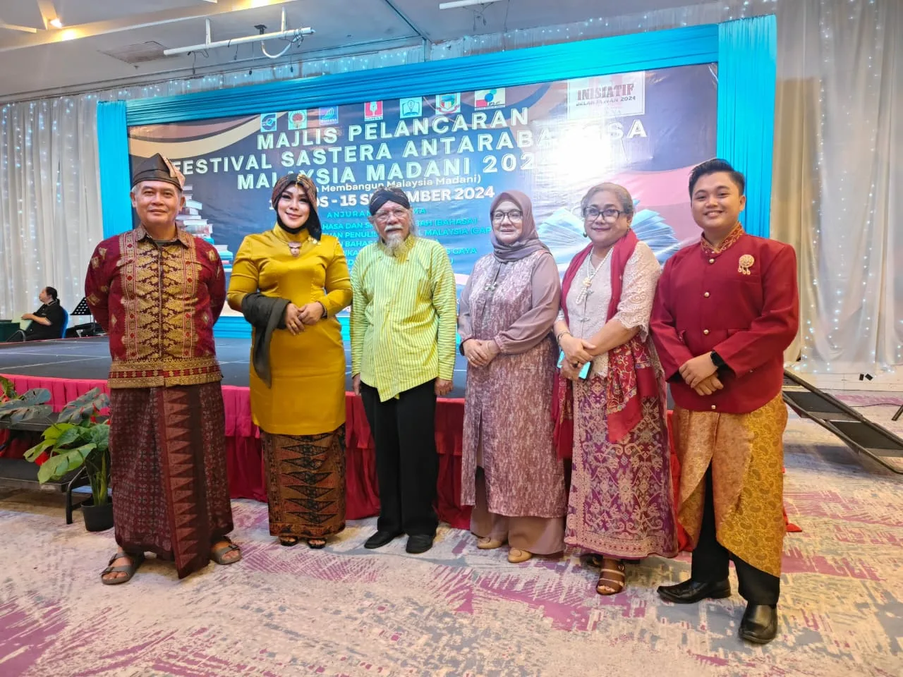 Ramayani (kedua dari kiri) berfoto bersama para penyair yang mengisi acara sebelum tampi baca puisi. (koleksi pribadi)