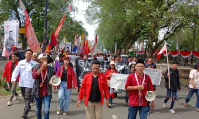 Para demonstran saat beriringan menuju kantor DPRD Provinsi Jambi (DETAIL/Jorgi)