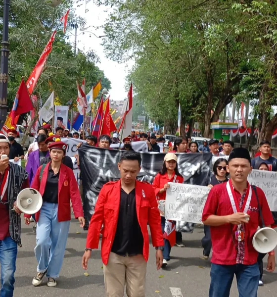 Para demonstran saat beriringan menuju kantor DPRD Provinsi Jambi (DETAIL/Jorgi)
