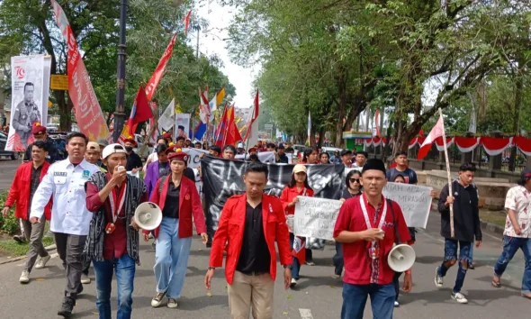 Para demonstran saat beriringan menuju kantor DPRD Provinsi Jambi (DETAIL/Jorgi)